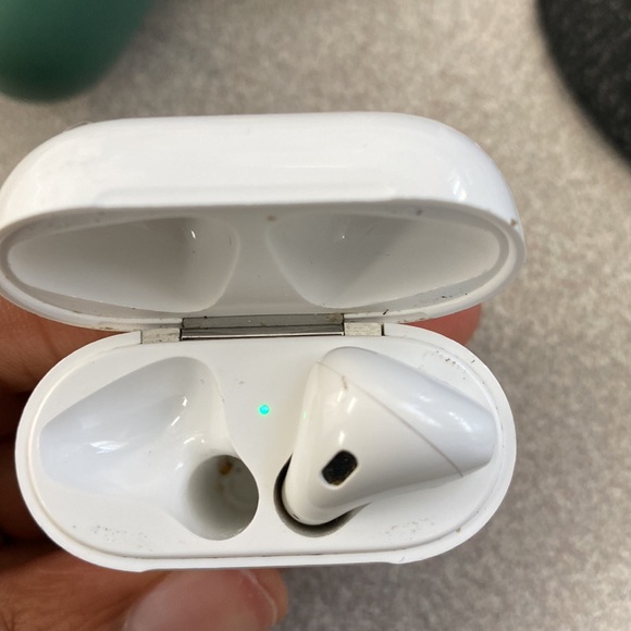 Apple Airpods 2 ‼️PLEASE READ‼️ - Picture 7 of 9